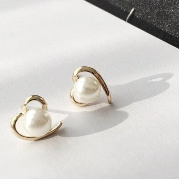 Pearl of Heart Stud Earrings - Picture 6 of 6